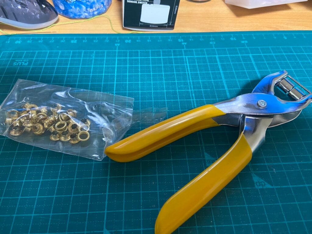 ハトメ金具